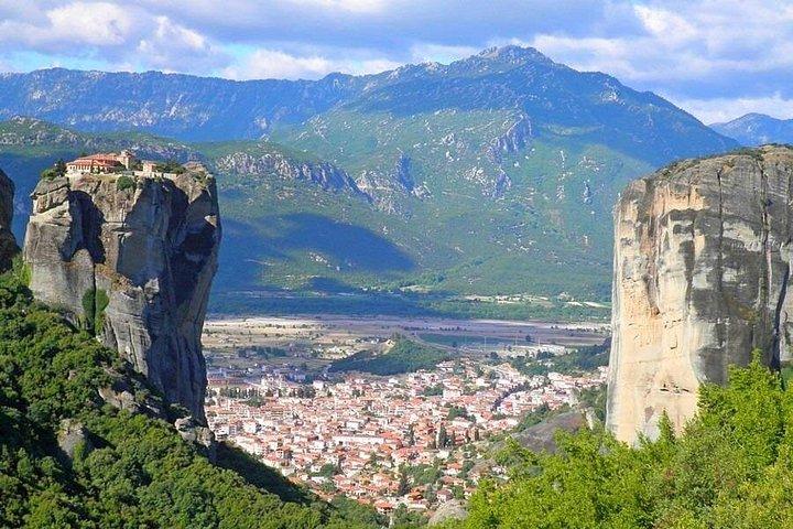 メテオラへの手頃な価格の2日間ツアーで中央ギリシャを探索