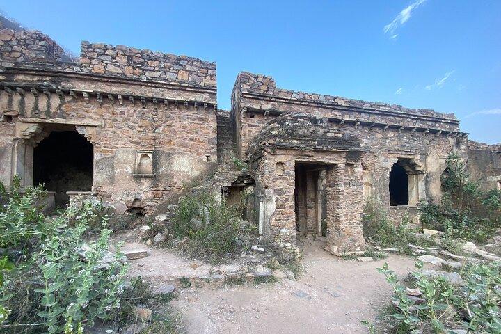 Geführte Tour: Indiens am meisten heimgesuchtes Dorf – Bhangarh, mit Eintrittsgebühr