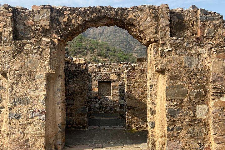Geführte Tour: Indiens am meisten heimgesuchtes Dorf – Bhangarh, mit Eintrittsgebühr