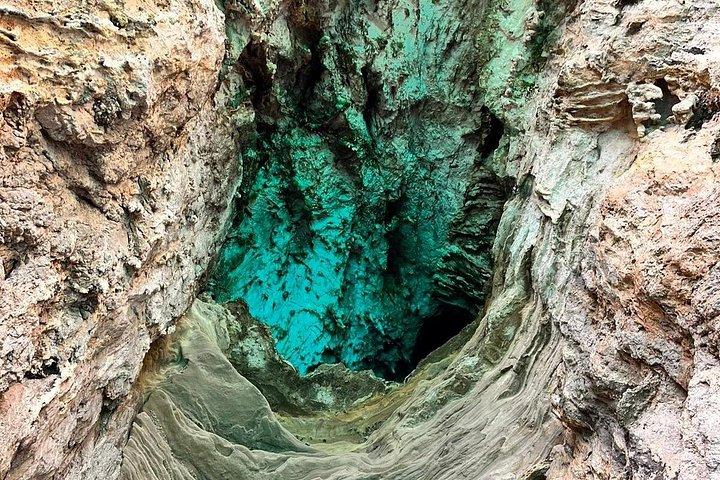 カプリ島プライベートボートツアー：2時間、地元船長、ファラリオーニ岩礁と海の洞窟巡り