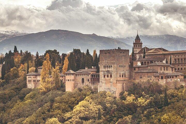 Visita guiada a la Alhambra desde Málaga con transporte privado