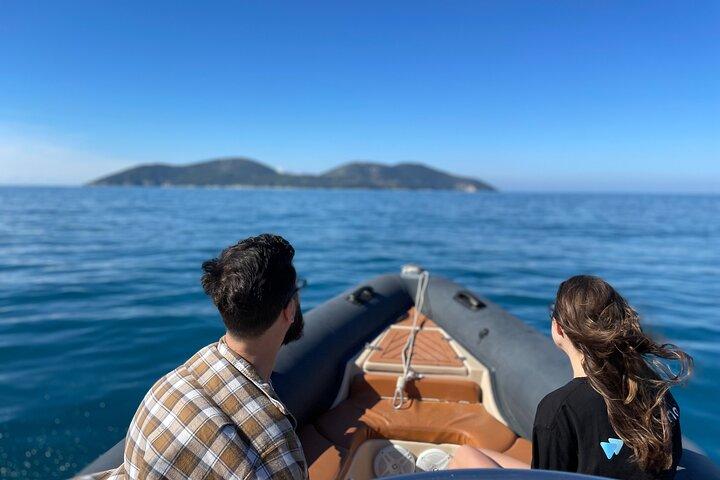 Viaje en lancha rápida a la isla Sazan, la cueva Haxhi Ali y Karaburun