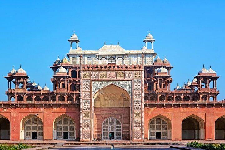 Excursión privada al amanecer en el Taj Mahal, el fuerte de Agra, la tumba de Akbar y el jardín iluminado por la luna