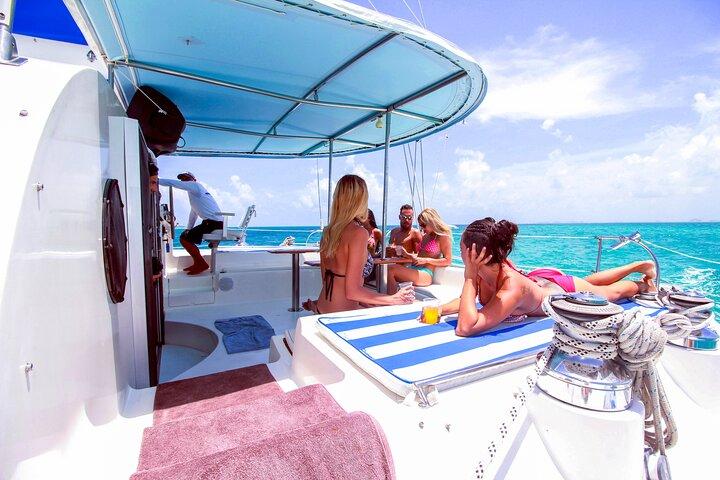 カタマラン船でムヘーレス島へ行くシュノーケリング ツアー、オープン バーとランチ付き