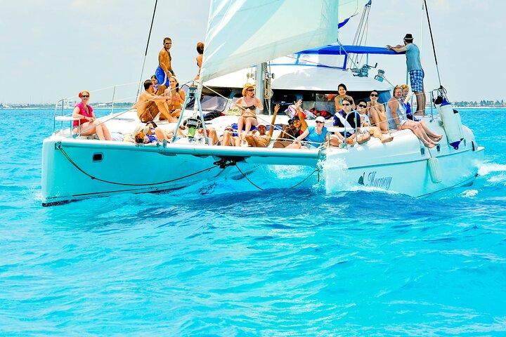 カタマラン船でムヘーレス島へ行くシュノーケリング ツアー、オープン バーとランチ付き