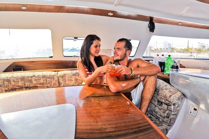 カタマラン船でムヘーレス島へ行くシュノーケリング ツアー、オープン バーとランチ付き