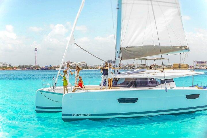 Tour de snorkel en catamarán a Isla Mujeres con barra libre y almuerzo