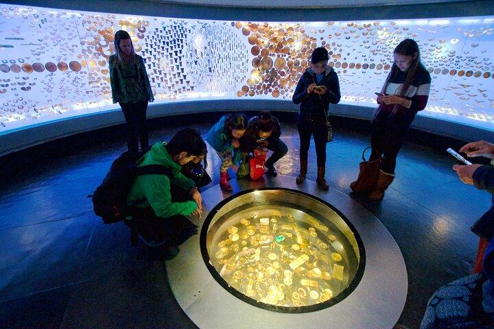 ボゴタ + モンセラーテ、オロ、ボテロ、カンデラリアのプライベート市内ツアー。