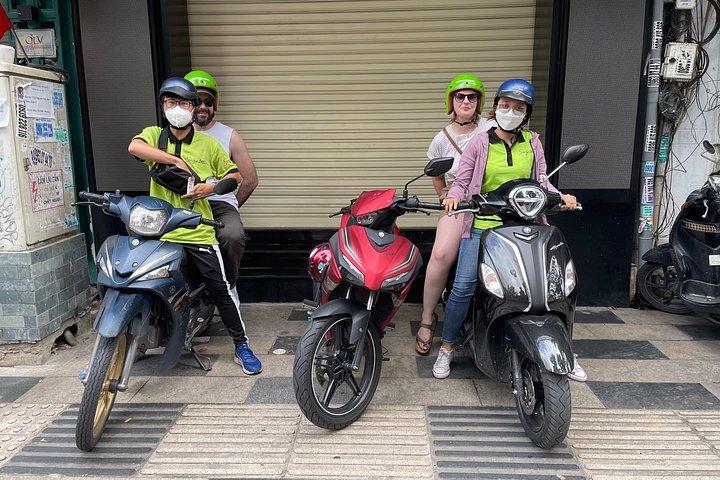 サイゴン朝市歴史スクーターツアー（アオザイライダーオプション付き）