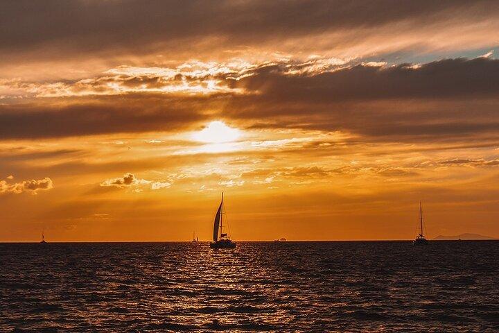 Crucero privado al atardecer con cena griega completa