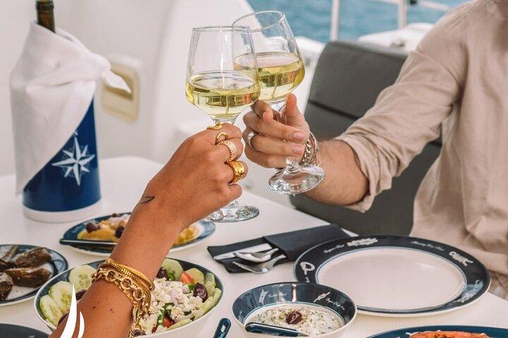 ギリシャ料理のフル ディナー付きプライベート サンセット クルーズ