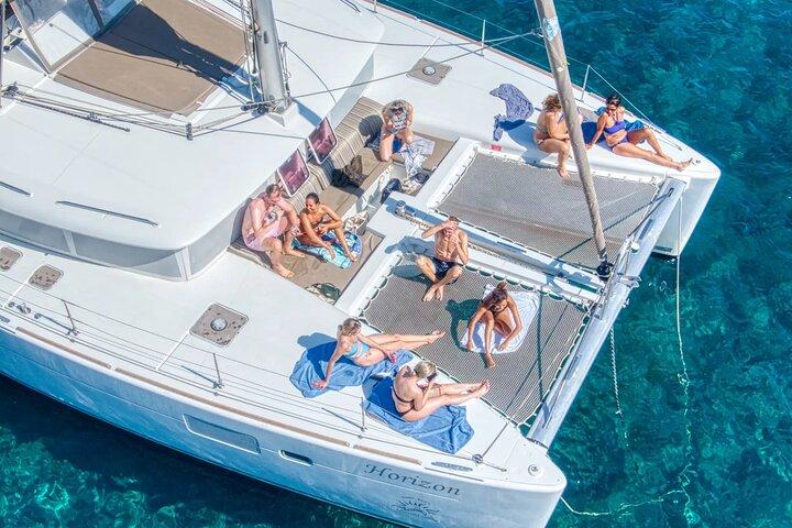 Tour compartido de navegación de lujo en Santorini con barbacoa y bebidas
