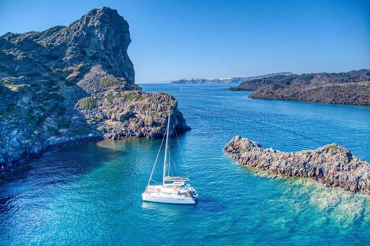 Deluxe Santorini Sailing mit BBQ und Drinks Shared Tour