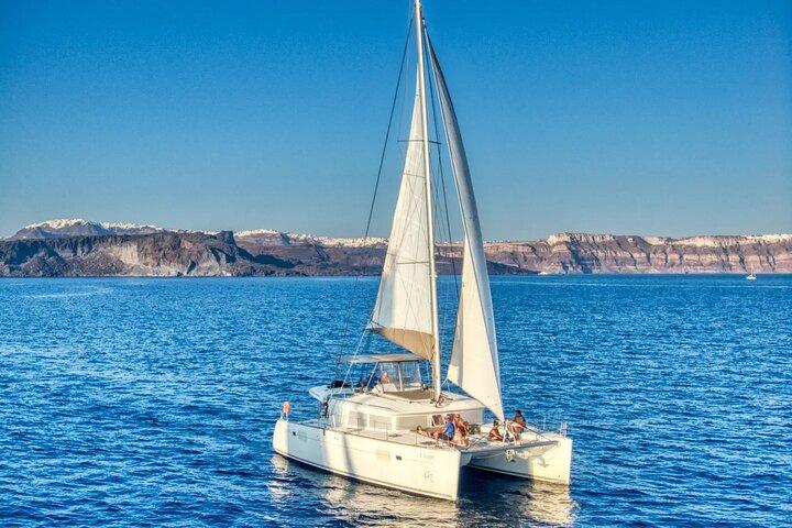 Deluxe Santorini Sailing mit BBQ und Drinks Shared Tour