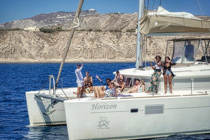 Deluxe Santorini Sailing mit BBQ und Drinks Shared Tour