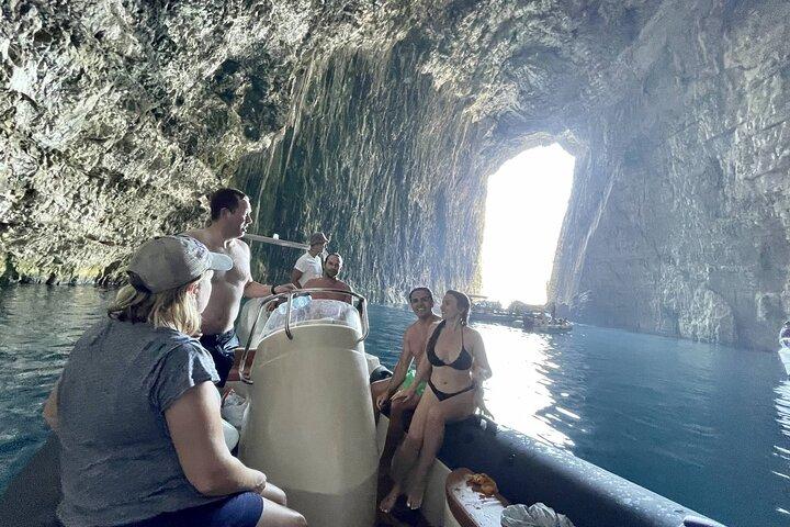 Paseo en lancha rápida a la cueva de Haxhi Ali y la playa de Karaburun