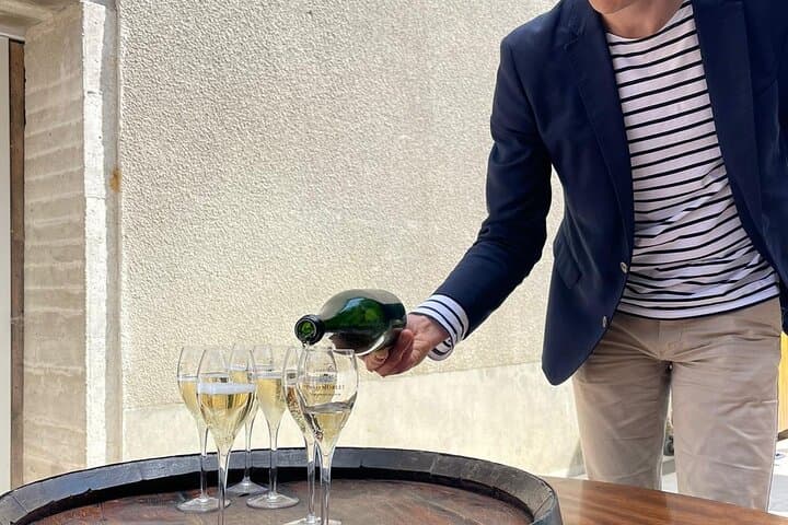 Private tour of the Champagne area, meet local producers and taste their Champagne, start from your hotel in Paris.