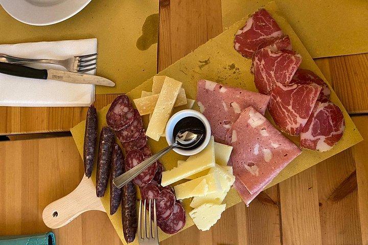 日帰り旅行：ワインセラーでの昼食付きグッビオプライベートツアー+乗馬