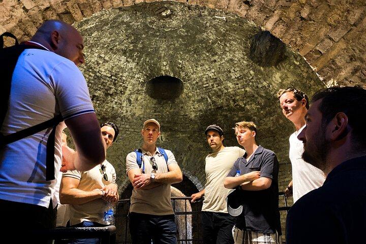 Tour subterráneo de Belgrado con vino espumoso a lo largo del río