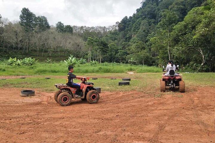プーケットから7キロラフティング、ATV、モンキーケーブ＆滝（ランチ付き）