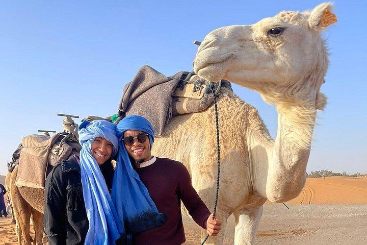 家族とメルズーガへの贅沢な3日間の旅行（砂漠への贅沢な3日間の旅行）