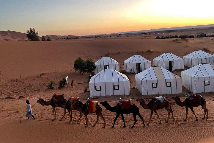 家族とメルズーガへの贅沢な3日間の旅行（砂漠への贅沢な3日間の旅行）
