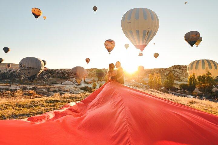 Séance photo en Cappadoce avec robe volante et montgolfière