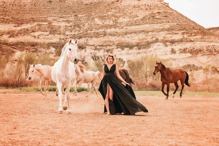 Séance photo en Cappadoce avec robe volante et montgolfière