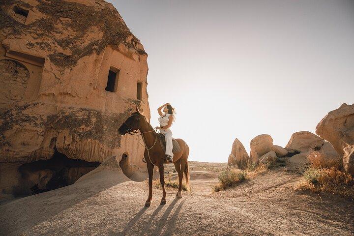 Séance photo en Cappadoce avec robe volante et montgolfière