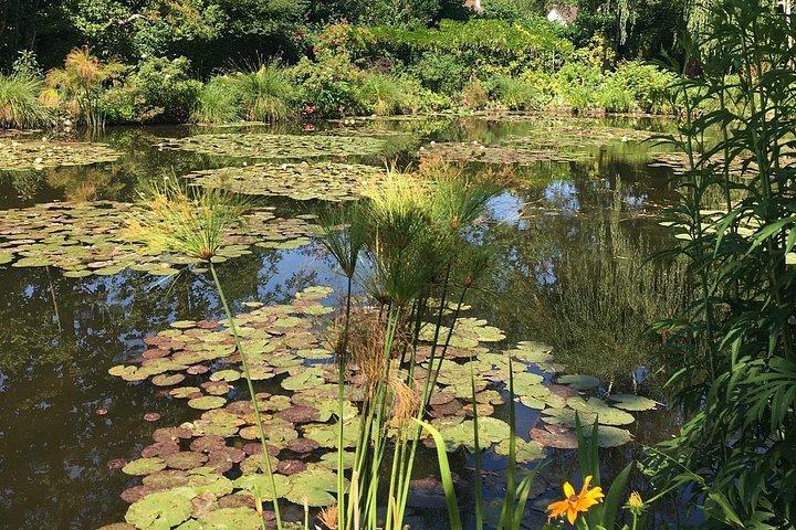 Excursion CHATEAU DE VERSAILLES and GIVERNY in Limousine from Paris