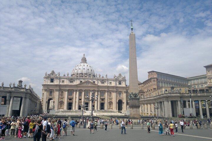 ローマ・フィウミチーノ空港からローマ市内へのプライベート送迎、またはその逆