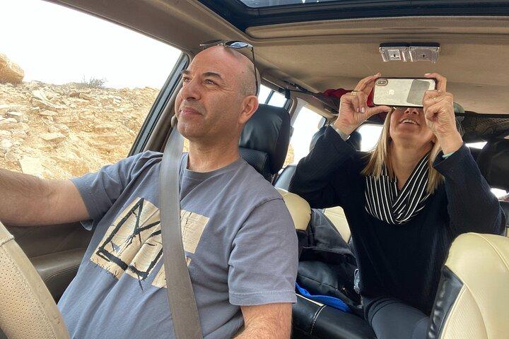 Selbstfahrendes Fahrzeug einschließlich Offroad-Fahranleitung in der Judäischen Wüste