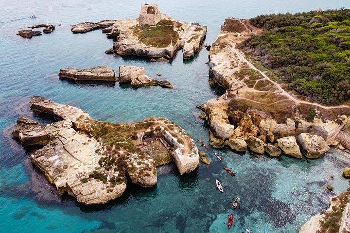 カヌーのロカ・ヴェッキア、古代の壁、海岸の洞窟