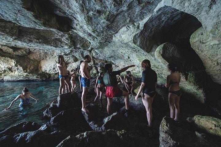 カヌーのロカ・ヴェッキア、古代の壁、海岸の洞窟