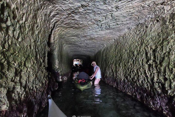 カヌーのロカ・ヴェッキア、古代の壁、海岸の洞窟