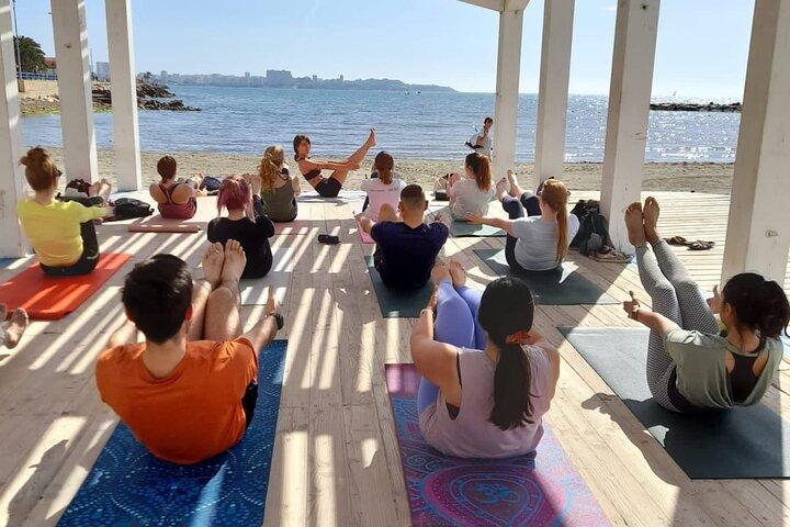 Yoga in spiaggia, cultura locale e brunch ad Alicante