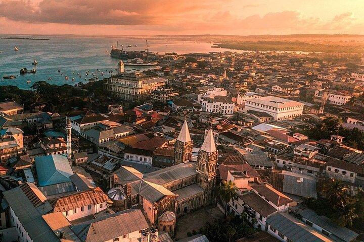 Stone Town-tour; Geheim Tuinrestaurant; Jozani-bos; The Rock Restaurant