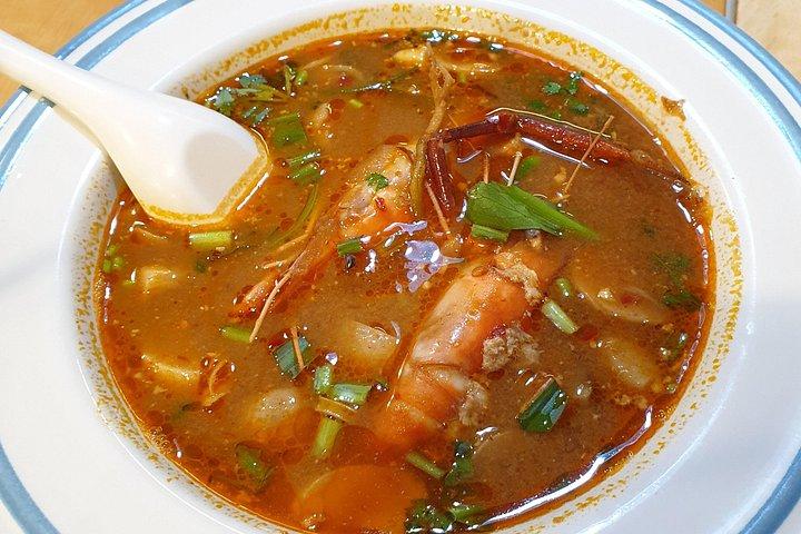地元の人々が食べるものを食べる！地元の食糧との食物ツアー