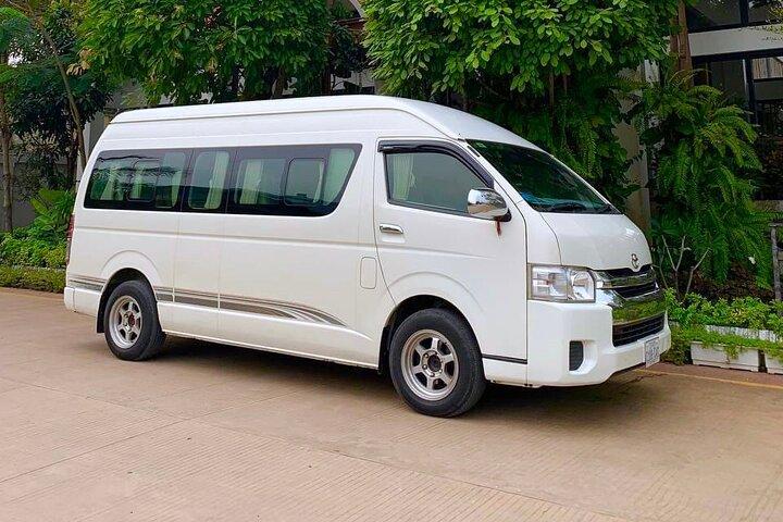 プライベートタクシー送迎 シェムリアップ - バンコク 車 - ミニバン