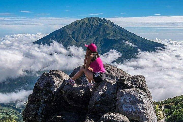 セトゥンブ ヒルからのボロブドゥールの日の出、メラピ火山、プランバナンの 1 日ツアー