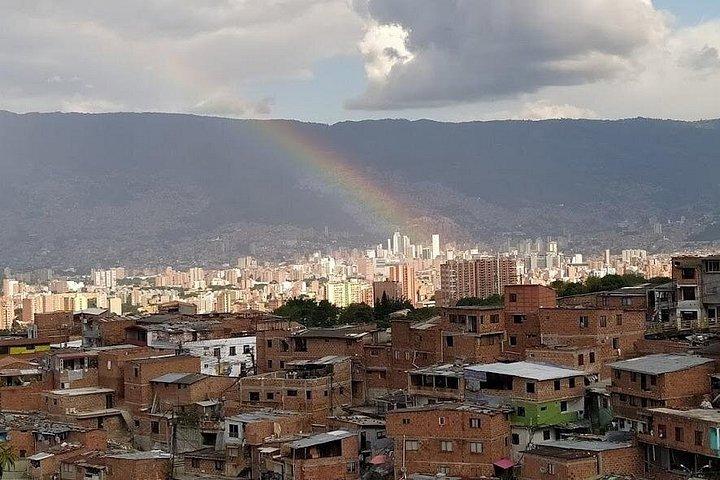 Comuna 13: Graffiti & Local Flavors (Snack + Mango Ice Cream)