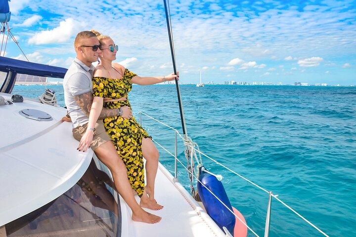 カタマラン船でムヘーレス島へ行くシュノーケリング ツアー、オープン バーとランチ付き