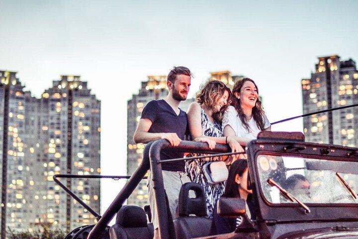 Excursão privada de jipe em Saigon à noite: foodie e city tour