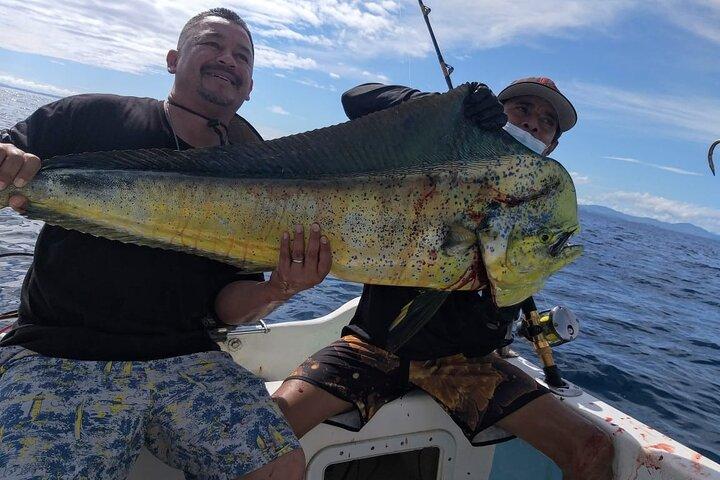 Día completo de pesca deportiva en alta mar en la playa de Coco, Guanacaste