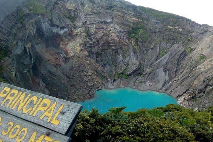 一日の火山ハイキングとカルタゴ市内サンホセからのガイドツアー