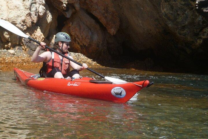 Tour privato esplora l'isola di Vulcano in kayak e coasteering