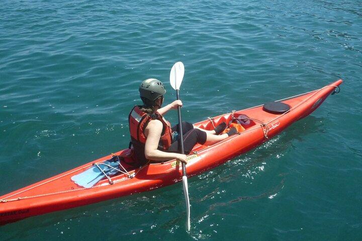 Tour privato esplora l'isola di Vulcano in kayak e coasteering
