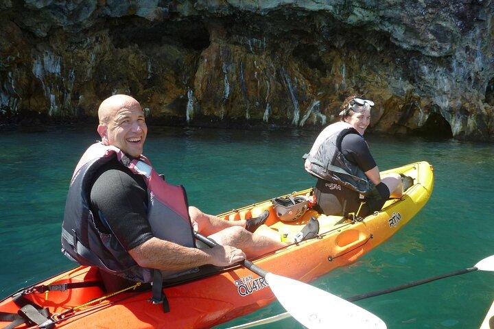 Tour privato esplora l'isola di Vulcano in kayak e coasteering