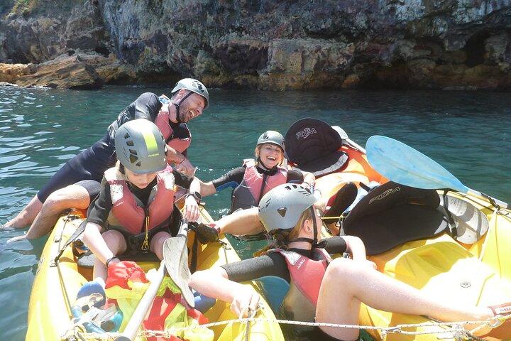 Tour privato esplora l'isola di Vulcano in kayak e coasteering