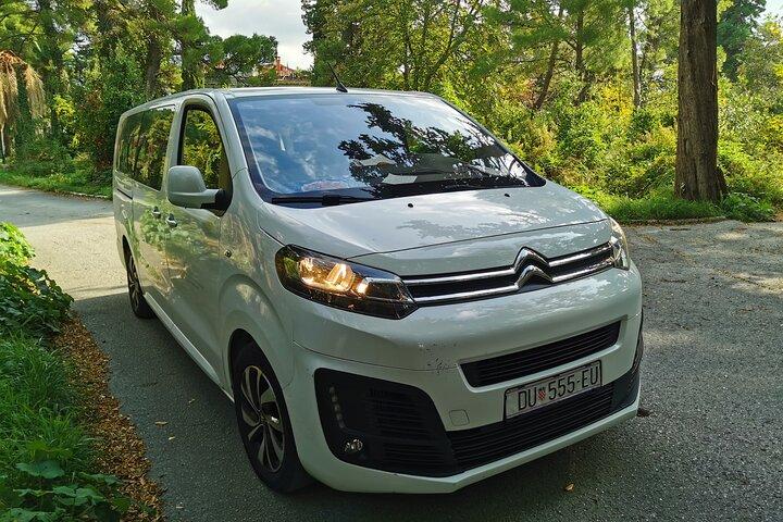 Privat transfer med 8-sits skåpbil från och till Dubrovniks flygplats